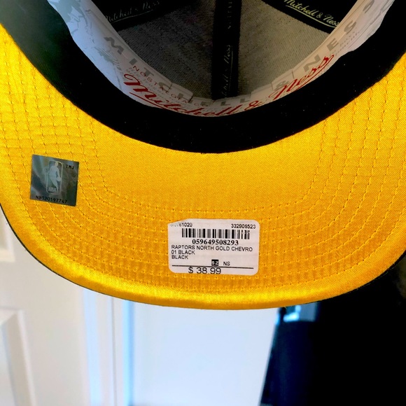 Raptors “North” Mitchell & Ness Hat (Black & Gold) - Picture 5 of 9